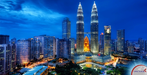 (Với chiều cao 452m cùng 88 tầng, tháp đôi Petronas được xem là tòa nhà chọc trời mang tính biểu tượng của Kuala Lumpur và có lẽ đây cũng là tòa nhà được chụp ảnh nhiều nhất ở Malaysia)