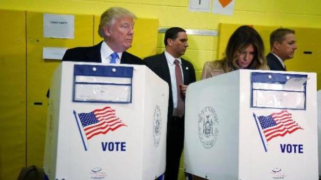 Hành động gây sốc của Donald Trump với vợ khi bỏ phiếu