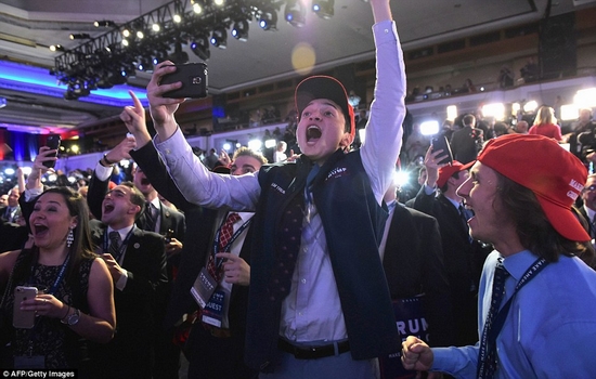 Người ủng hộ ông Trump hò hét, vui sướng khi chiến thắng đã thuộc về ứng cử viên đảng Cộng hòa