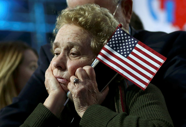 Một người ủng hộ bà Clinton buồn rầu về kết quả bầu cử (Ảnh: Reuters)