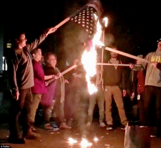 Người biểu tình đốt cờ tại