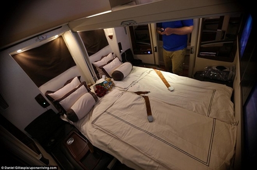 Trên chuyến bay từ Tokyo đến Singapore, hai người bay vé Suite hạng nhất của Singapore Airlines, với chiếc giường đôi êm ái. Giá vé cho hai người là 11.660 USD, nhưng Daniel chỉ phải trả 108 USD cùng 102.000 dặm bay KrisFlyer.  