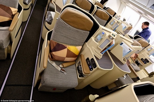 Từ Nam Phi, hai người bay đến Emirates bằng vé hạng thương gia của Etihad. Ghế ngồi trên máy bay có tích hợp thiết bị massage.  