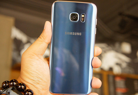 Thiết kế kính và kim loại xuyên suốt khiến sự phản chiếu màu sắc trên Galaxy S7 edge xanh coral trông giống như một tấm kính nếu để máy ngoài trời nắng