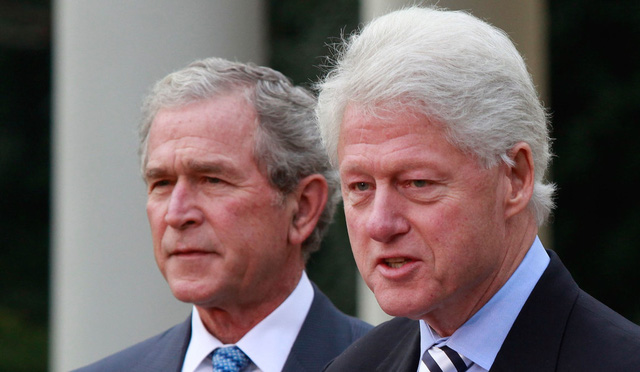 Tổng thống Bill Clinton (phải) và Tổng thống kế nhiệm George W Bush (Ảnh: NYT)
