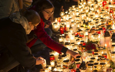 Một năm sau khủng bố: Nước mắt vẫn rơi trên đất Pháp