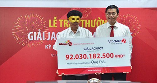 Ông Thái nhận giải Jackpot 92 tỷ đồng trao ngày 18/101/2016