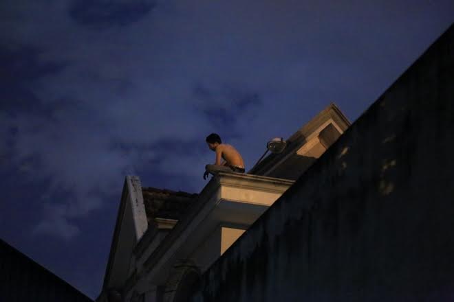 Trắng đêm tìm cách giải cứu thanh niên 'ngáo đá' cố thủ trên nóc nhà