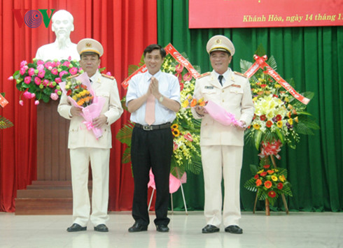 Ông Lê Đức Vinh, Chủ tịch UBND tỉnh Khánh Hòa (giữa) tặng hoa chúc mừng Thiếu tướng Trần Ngọc Khánh (ảnh phải) và Đại tá Nguyễn Khắc Cường.