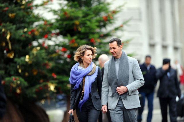 Tổng thống Syria Bashar Assad và phu nhân Asma sải bước trên đường phố Paris, Pháp vào năm 2010. (Ảnh: AFP)