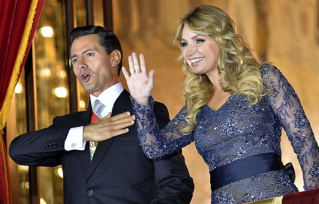 Tổng thống Mexico Enrique Pena Nieto và phu nhân Angelica Rivera. (Ảnh: AFP)
