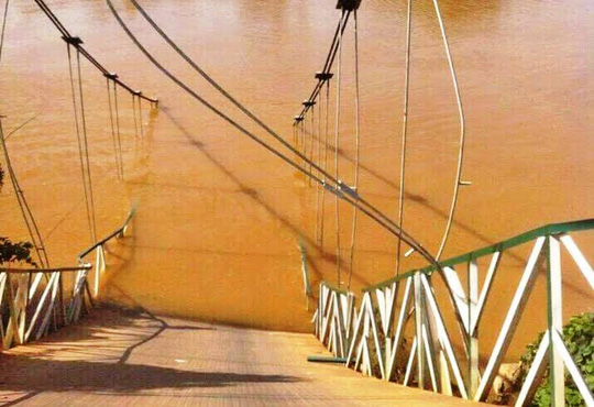 Cầu Tà Lài khi bị sập vào chiều 15/11. Ảnh: X.Hoàng - Người Lao động