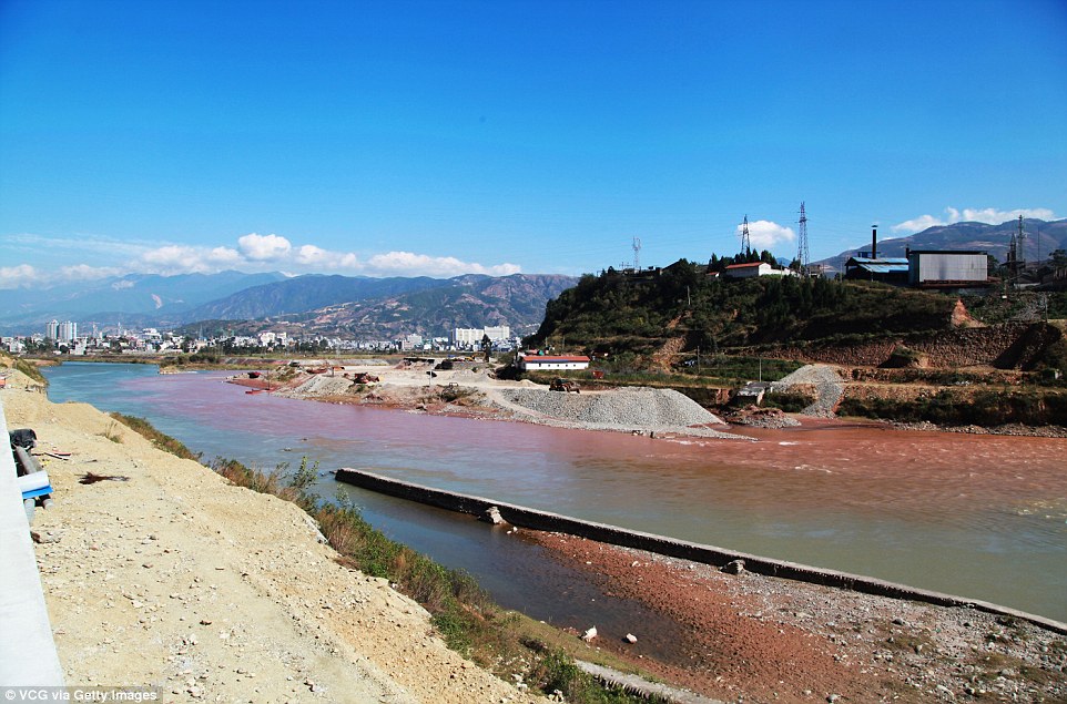 Hồi tháng 4, một dòng sông khác ở Trung Quốc cũng chuyển thành màu đỏ thẫm sau khi chất thảy từ các nhà máy sản xuất sắt và thép bị đổ trái phép xuống đây.