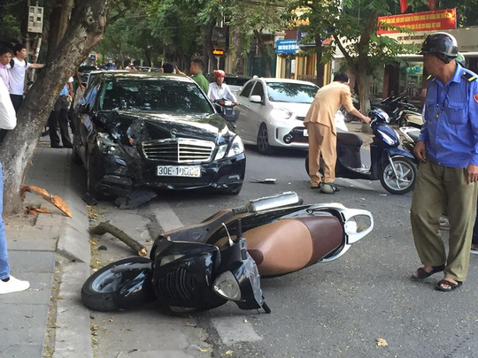 Xe Mercedes gây tai nạn liên hoàn ở trung tâm Hà Nội