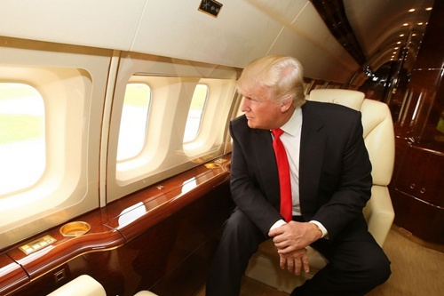 Ông Donald Trump ngồi trên chiếc chuyên cơ riêng trị giá hơn 100 triệu USD. Ảnh:PA