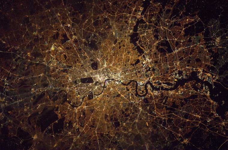 London sáng rực về đêm trong ảnh chụp Trái đất từ trạm không gian ISC.