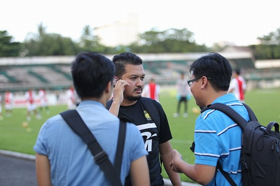 Ngay khi Malaysia bước vào buổi tập, các phóng viên Việt Nam được mời ra khỏi sân