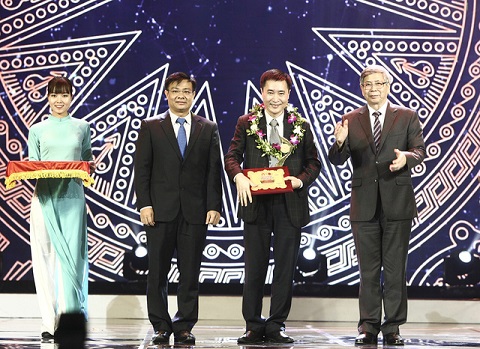 GS.VS Đặng Vũ Minh - Chủ tịch Liên hiệp các Hội Khoa học và Kỹ thuật Việt Nam và ông Bùi Trung Kiên - Phó Tổng giám đốc An Bình Bank lên trao giải thưởng trong lĩnh vực Khoa học Công nghệ.