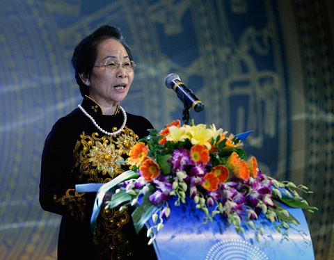 Bà Nguyễn Thị Doan - Nguyên Phó Chủ tịch nước, Chủ tịch Hội Khuyến học Việt Nam công bố giải Nhất lĩnh vực Y dược.