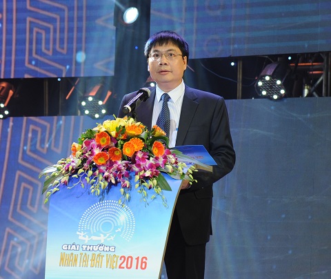 Ông Tô Mạnh Cường - Phó Tổng giám đốc Tập đoàn Bưu chính Viễn thông Việt Nam - VNPT - thay mặt Đơn vị đồng tổ chức và Nhà tài trợ chính VNPT lên phát động giải thưởng NTĐV năm 2017.