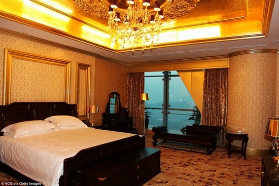 Khách sạn có tổng cộng 826 phòng, bao gồm 16 phòng tổng thống, trong đó có một phòng dát vàng với giá phòng lên đến 14.500 USD/đêm. Ảnh: Getty Images.