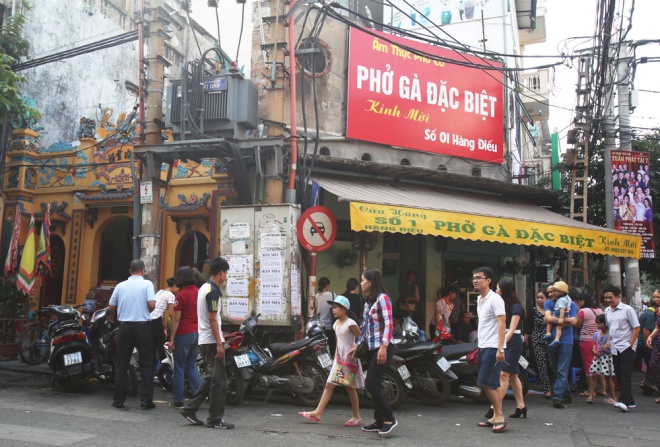 Những hình ảnh vi phạm khoảng cách an toàn lưới điện dễ bắt gặp khắp các phố phường Hà Nội. Một quán ăn nổi tiếng trên phố Hàng Điếu luôn tấp nập khách, ngay cạnh đó là trạm biến áp Bát Đàn.