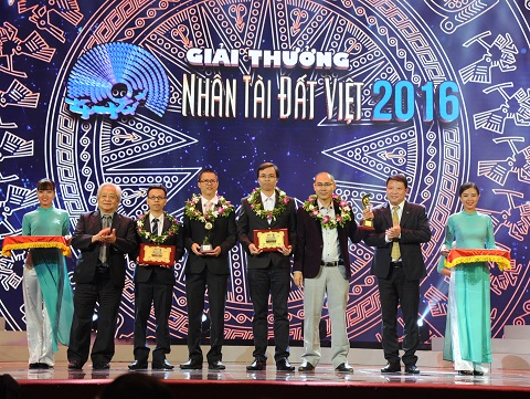 Ông Phạm Tất Dong - Tổng thư ký, Phó Chủ tịch Hội Khuyến học Việt Nam và ông Trần Minh Sơn - Phó Chủ tịch Tập đoàn SunGroup trao giải Ba.