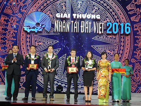 Ông Chu Ngọc Anh - Bộ trưởng Bộ Khoa học - Công nghệ và bà Dương Thị Mai Hoa - Tổng giám đốc Tập đoàn VinGroup trao giải Nhì CNTT