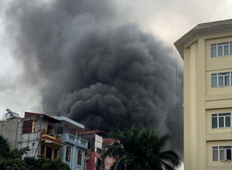4 căn nhà ở quận trung tâm Hà Nội bốc cháy ngùn ngụt
