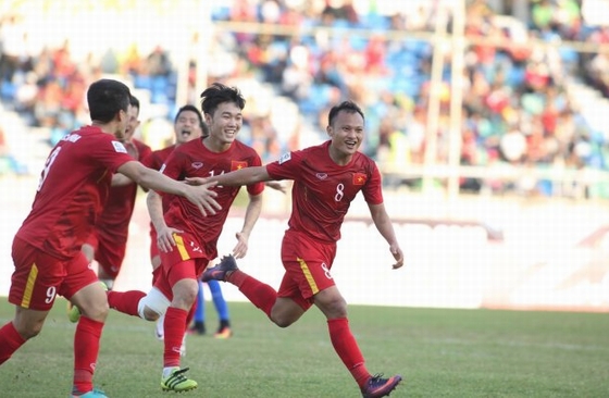 Trọng Hoàng (số 8) ghi bàn thắng duy nhất cho tuyển Việt Nam. Ảnh: Tuổi trẻ
