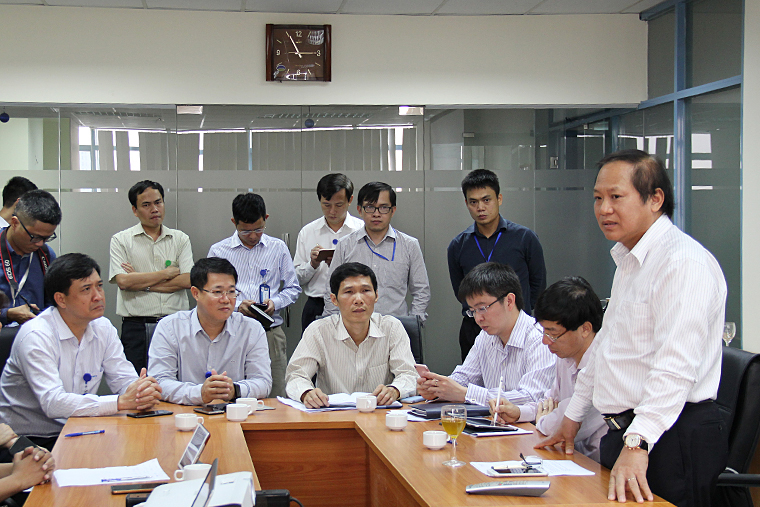 Bộ trưởng Trương Minh Tuấn kiểm tra đột xuất thu hồi SIM kích hoạt sẵn