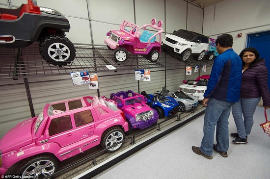 Cặp vợ chồng chọn đồ cho con tại cửa hàng đồ chơi ở Fairfax, Virginia