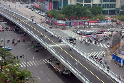 Hà Nội: Tạm đóng cửa cầu vượt Huỳnh Thúc Kháng - Thái Hà