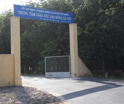 Đường vào trụ sở Trung tâm giáo dục lao động xã hội tỉnh Tây Ninh (xã Tân Hưng, H.Tân Châu), nơi các học viên trốn khỏi trại cai nghiện. Ảnh: Thanh Niên
