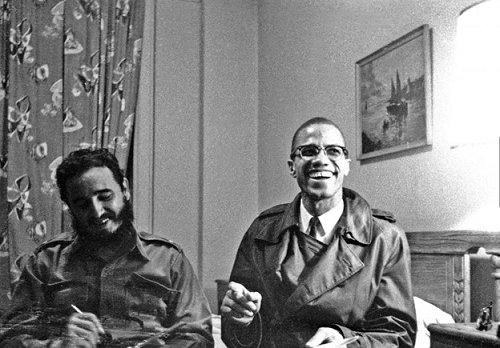 Ông Fidel Castro vui vẻ cười với tu sĩ Hồi giáo gốc Phi kiêm Phát ngôn viên tổ chức Quốc gia Hồi giáo Malcolm X tại Khách sạn Theresa ở New York ngày 19/10/1960. Ảnh Reuters