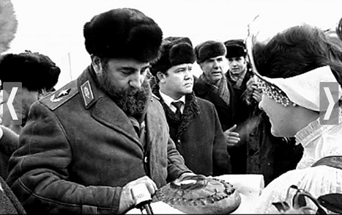 Ông Fidel Castro nhận bánh mì trước khi tới dự Đại hội lần thứ 25 của Đảng Cộng sản Liên Xô tại Moscow tháng 2/1981. Ảnh Reuters