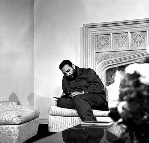 Ông Fidel Castro chuẩn bị cho cuộc phỏng vấn với Kênh 7 từ Chile tại Đại sứ quán Chile ở La Habana năm 1971. Ảnh Reuters