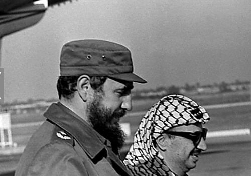 Ông Fidel Castro và thủ lĩnh PLO Yasser Arafat chụp ảnh tại sân bay ở La Habana trong lần đầu tiên ông Arafat thăm Cuba ngày 14/12/1974. Ảnh Reuters