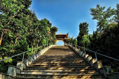Để lên Thiền viện Trúc Lâm Bạch Mã du khách phải đi lên 172 bậc thang.