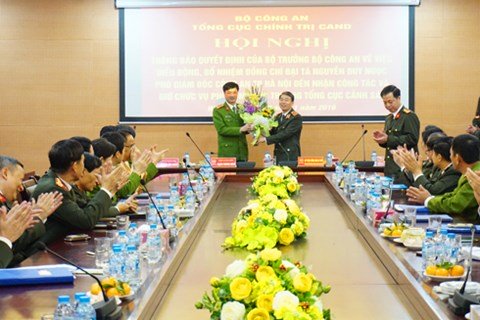 Trung tướng Trần Bá Thiều, Tổng cục trưởng Tổng cục Chính trị CAND tặng hoa chúc mừng đại tá Nguyễn Duy Ngọc