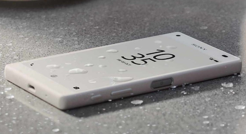 Sony Xperia Z5 có phiên bản nhỏ gọn Z5 Compact, cũng được trang bị tính năng chống thấm và các thông số kĩ thuật tương tự như của Z5. Ngoài ra, mô hình còn có đầu đọc dấu vân tay, mô hình đầu tiên được Sony tích hợp tính năng này.