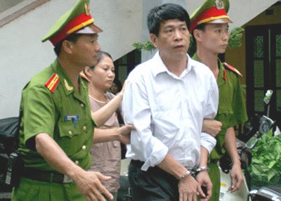 Cựu Tổng giám đốc PMU 18 (đứng) trong một phiên xử sơ thẩm tại TAND thành phố Hà Nội.