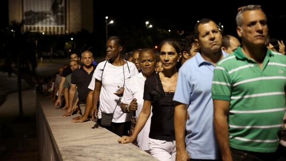 Ngay từ sáng sớm người dân Cuba đã xếp hàng chờ vào viếng Chủ tịch Fidel