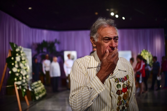 Những giọt nước mắt lăn dài trên khuôn mặt của một cựu chiến binh Cuba