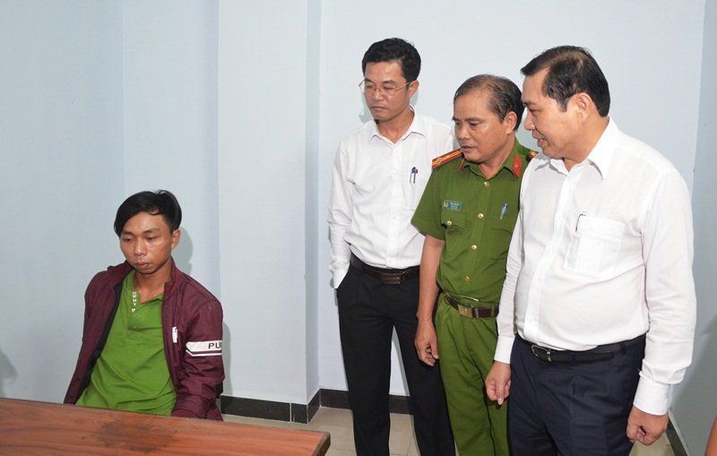 Chủ tịch TP Đà Nẵng Huỳnh Đức Thơ (ngoài cùng bên phải) vào tận phòng xét hỏi nghi can