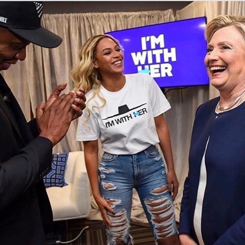 “Ai sẽ là tổng thống thứ 45 của nước Mỹ?” chắc chắn là câu hỏi được quan tâm nhất trong ngày hôm nay. Diễn biến bầu cử còn nhiều căng thẳng khó đoán, đặc biệt ở các bang tranh chấp. Nhưng giới nghệ sĩ nước này chưa bao giờ thể hiện sự đồng lòng đến thế. 80% các ngôi sao được hỏi đã chọn bà Hillary Clinton là lãnh đạo quốc gia. Vợ chồng Beyonce và Jay Z luôn bên bà trong đợt tranh cử. Họ chia sẻ những hashtag ủng hộ Hillary một cách rõ ràng.