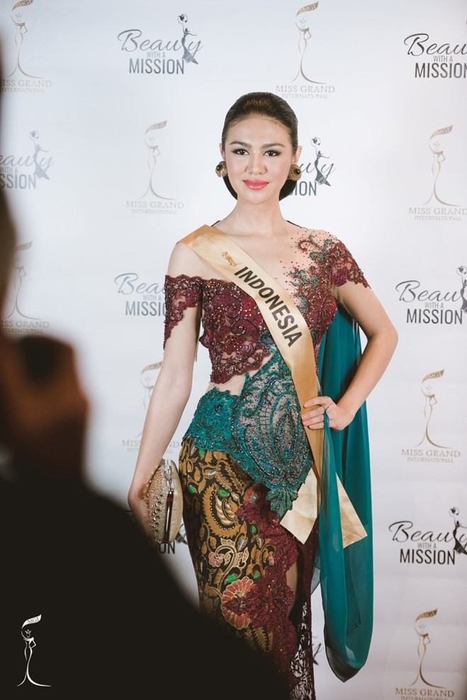 Ariska Putri Pertiwi sở hữu vẻ đẹp không quá nóng bỏng, sắc sảo nhưng hài hòa và thu hút người đối diện. Cô nằm trong nhóm những thí sinh được đánh giá cao của Miss Grand International 2016. 