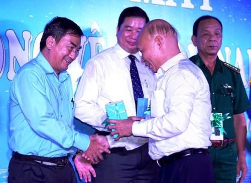Đại diện VNPT Cà Mau tặng điện thoại di động vệ tinh cho lãnh đạo tỉnh Cà Mau