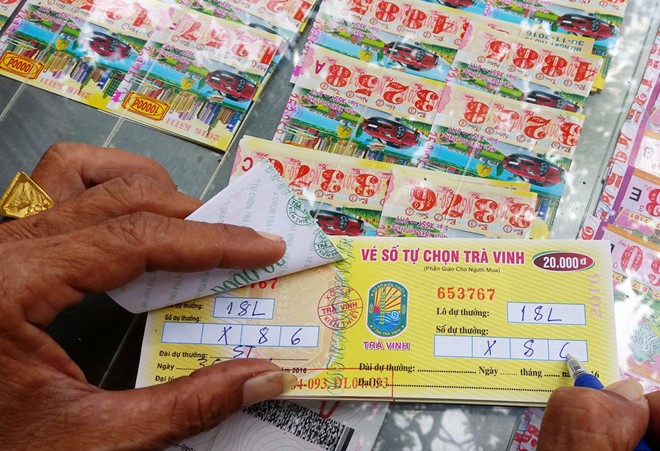 Một người đến điểm vé số tự chọn ở tỉnh Trà Vinh mua 