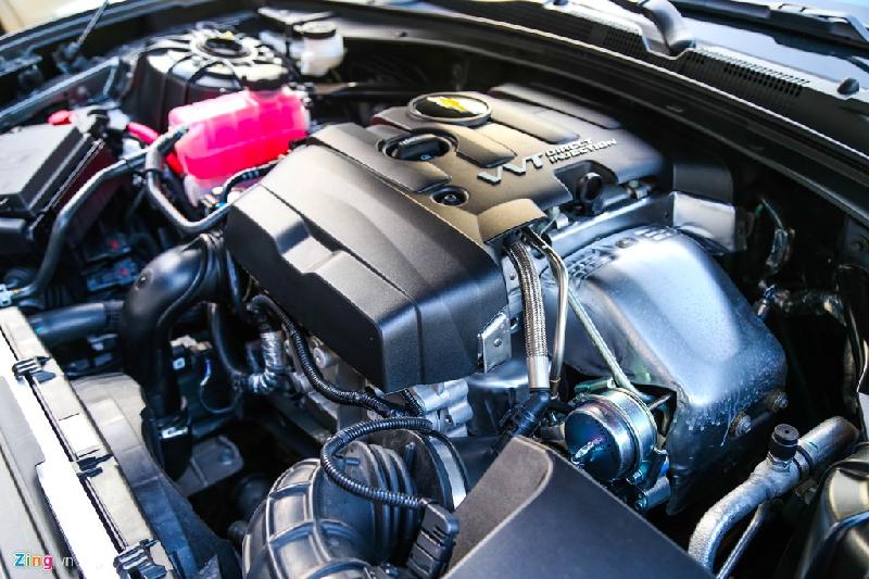 Khối động cơ bốn xy-lanh trên Camaro có dung tích 2.0 lít, sản sinh công suất 275 mã lực tại 5.500 vòng/phút và mô-men xoắn 400 Nm tại 3.000 vòng/phút. Lốc máy được đúc bằng nhôm tương tự như trên Cadillac ATS và Chevrolet Malibu 2.0T. Xe tăng tốc từ 0-100 km/h trong 5,4 giây.               